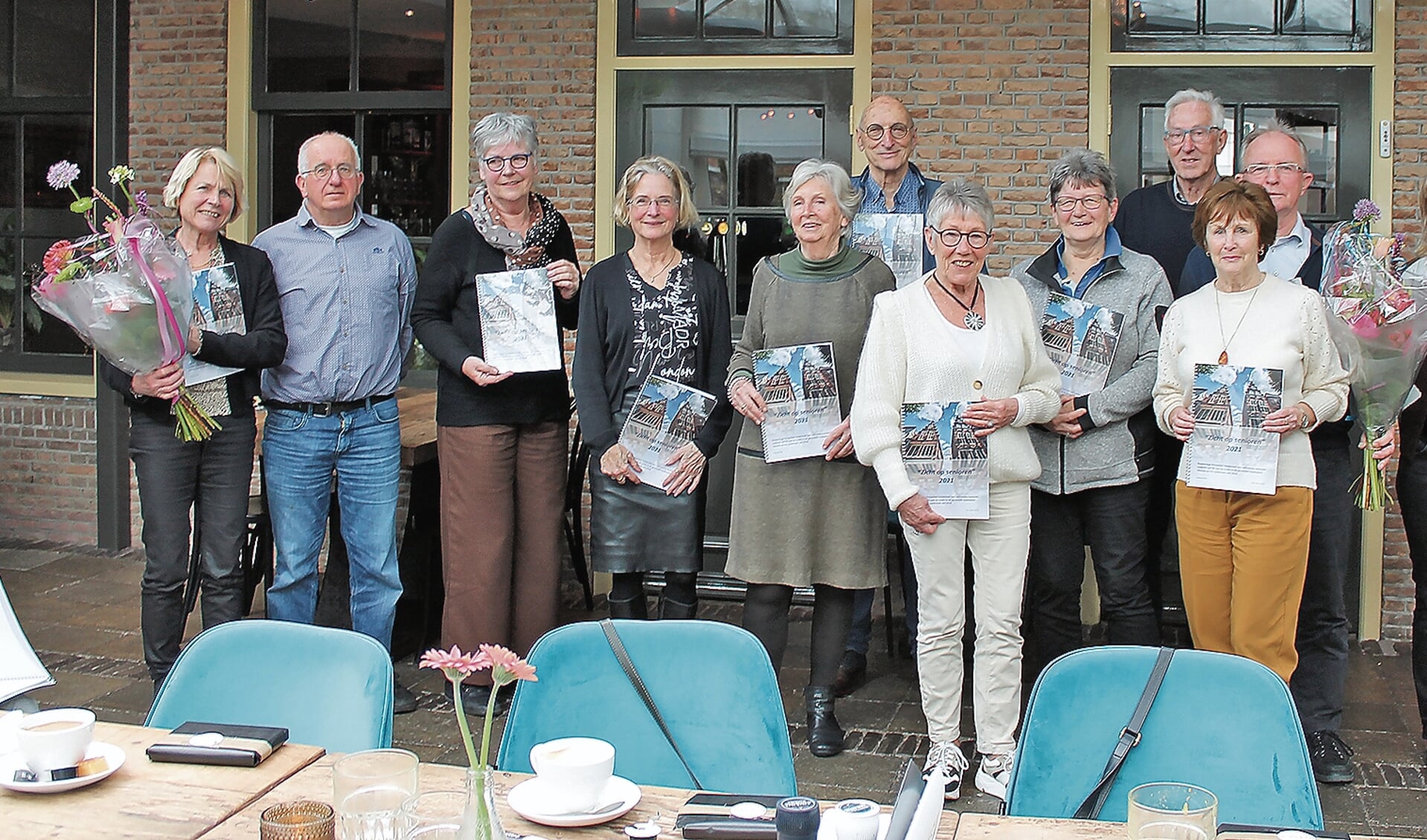 Betrokken vrijwilligers met uiterst links Mara de Goeij,achteraan in het midden wethouder Walther Koken op één na uiterst rechts Cees van der Blom.