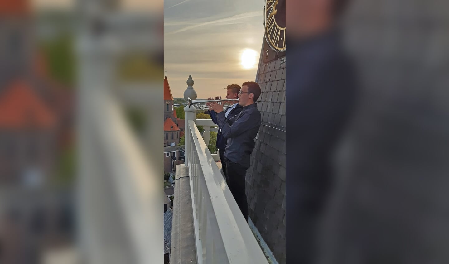 Tjeerd de Jong en Joel Keijzer mochtenhoog van de toren blazen tijdens de Dodenherdenking.