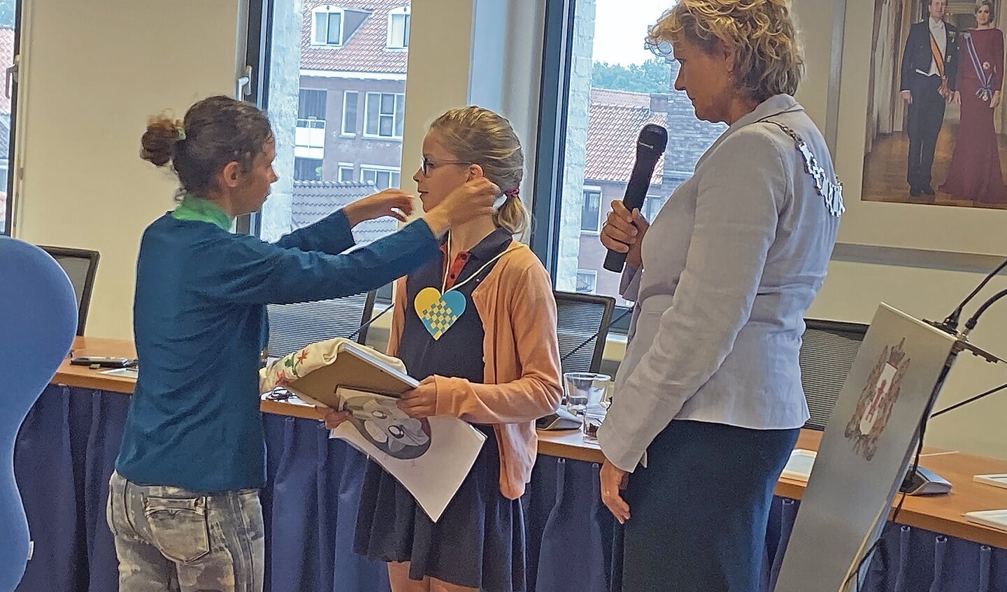 Alle kinderen kregen ook een hartje opgehangen met Oekraïense kleuren en een T-shirt als bedankje.