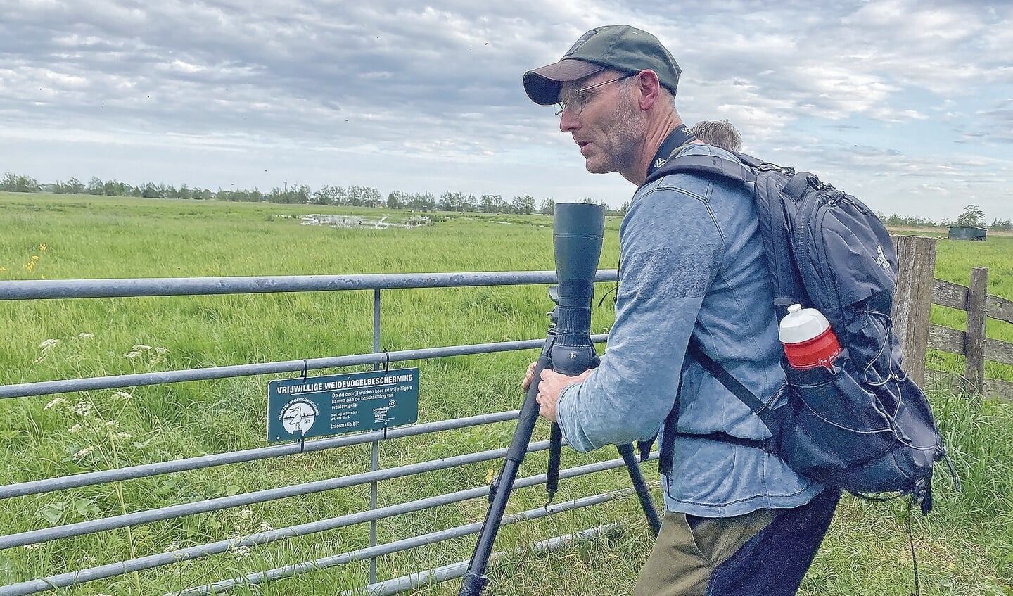 Gijs zet de telescoop op voor de drasplas.