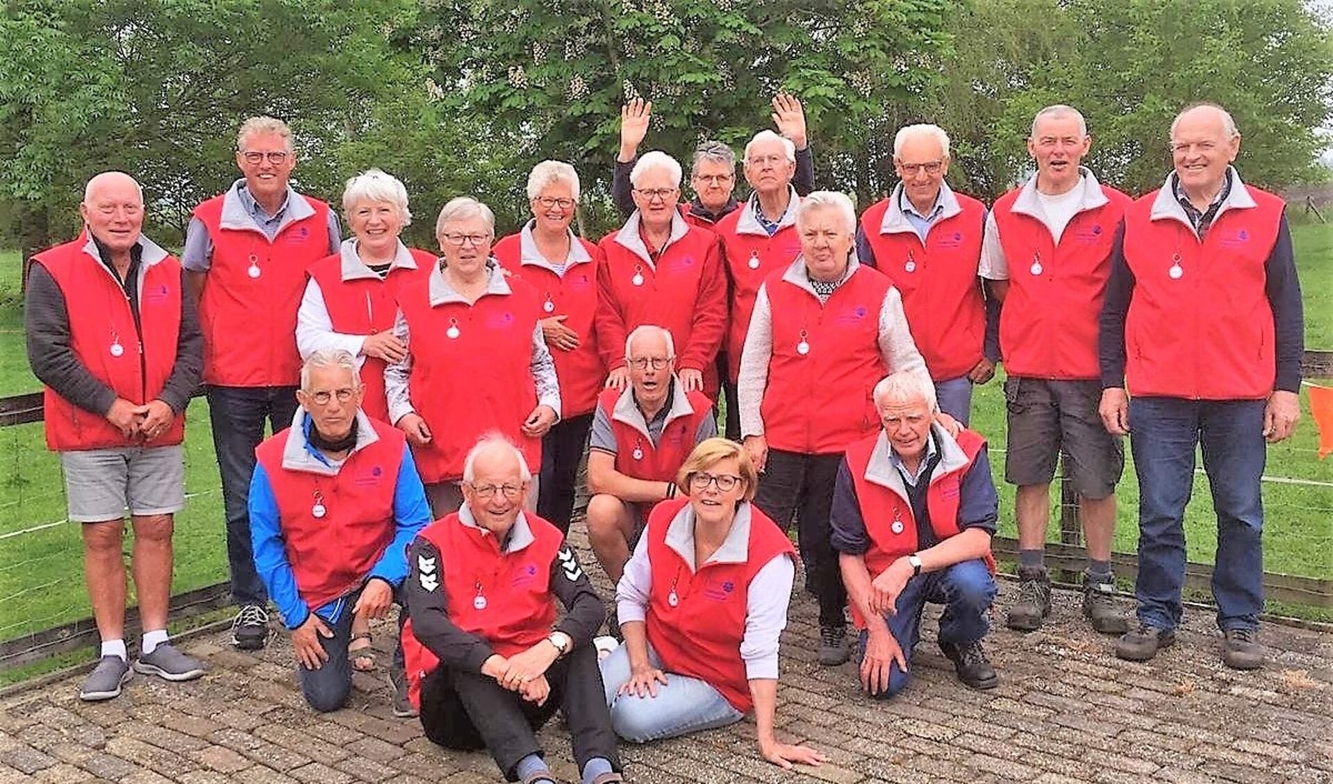 Het huidige team vrijwilligers: 'De rode hesjes brigade'.