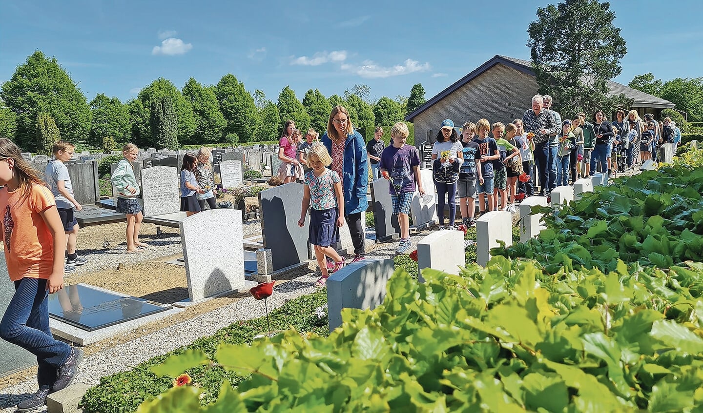 In een lange stoet liepen de leerlingen langs de gravenvan de vliegeniers op de Hervormde begraafplaats. 