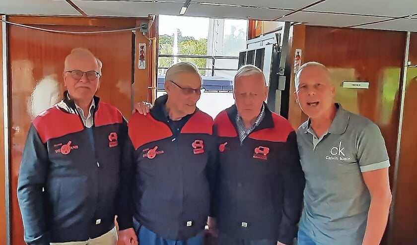 Op de foto v.l.n.r.: Johan de Jong, voorzitter van TTV De Schans, Ronald Knip, oudste lid,Chris Koetsier, oudste lid in jaren en Carlos Bakker, directeur van Carrosserie Bakker te Montfoort.