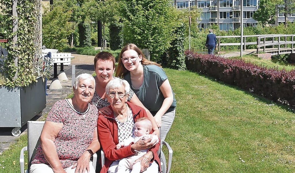 Vijf generaties op de foto.