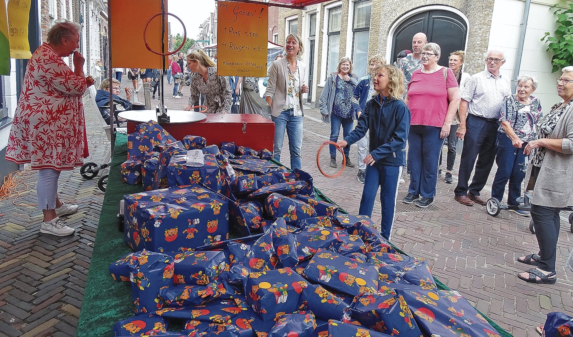 Onderling Sterk daagde de voorbijgangers uitmet een kraam vol ingepakte cadeausen een spelletje ringwerpen.