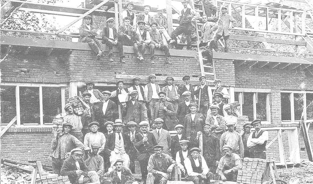 De trotse werkers aan Het Rode Dorp in 1921.
