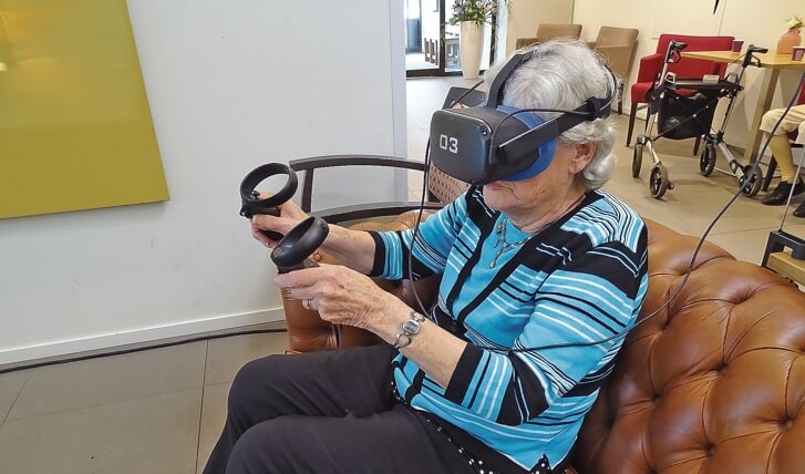 Mevrouw M. Kemp genoot enorm van de belevenissen met de VR bril.