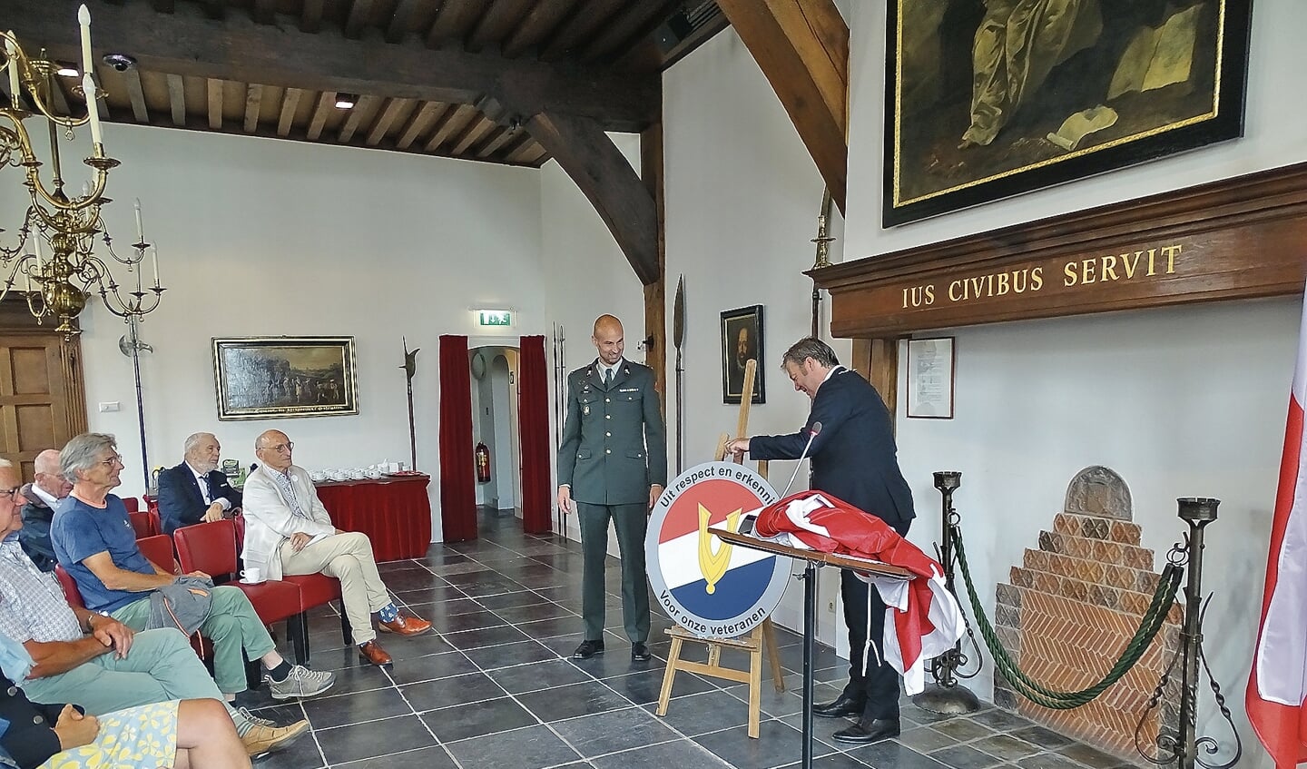 Burgemeester de Vries en Ronald Gabriels onthuldenhet ontwerp van de Oudewaterse Veteran Coin.