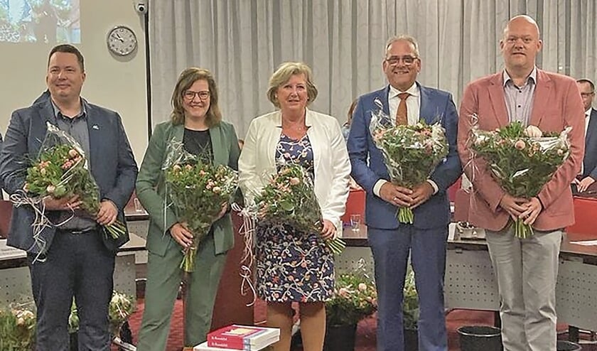 De nieuwe wethouders na de be&euml;diging, v.l.n.r.:Wisja Pannekoek, Irma Bultman, Ria Boere, Erik Wassink en Pascal van der Hek.  