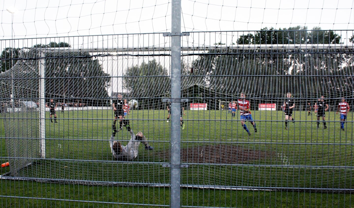 Panenka? Keeper ligt al, bal is nog onderweg; vangbal!