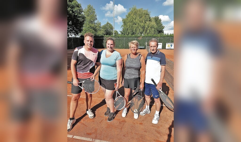 In het gemengd dubbel 8 wonnen broer en zus Dijkstra (links)na ruim drie uur van Tilly Mulder en Piet Brouwer.