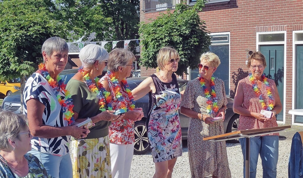 V.l.n.r.: Letta Zijderlaan, Henny Zijderlaan, Ria van der Ham,voorzitter Janny Molenaar, Wilma Zijderlaan en Mieke Zijderlaan.