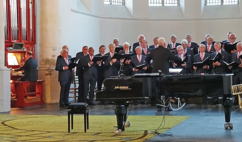 Het mannenkoor Zanglust en Gerben Mourik op het kleine orgel.