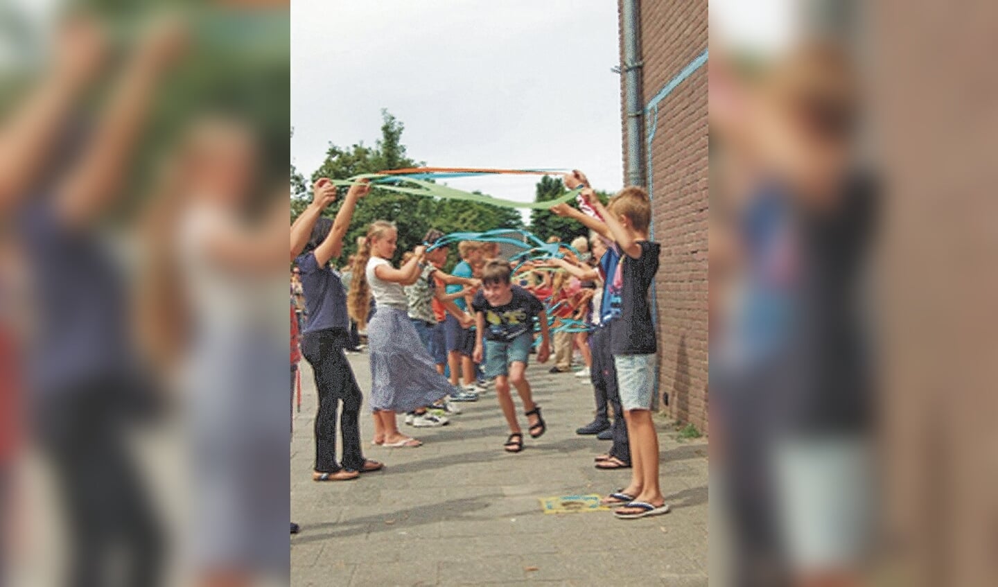 Een groep 8-leerling van de Hobbitstee neemt op vrolijke manier afscheid van zijn school
