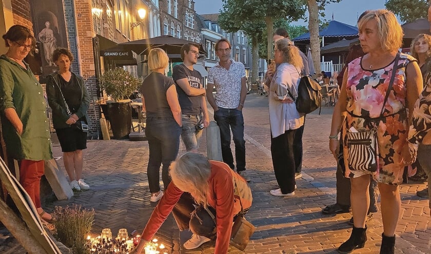 Gedenkplek bij Museum De Heksenwaag, links Heleen Verburg en daarnaast Isa van der Wee