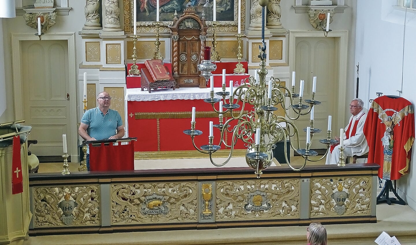 Op het podium; orgelbouwer Maarten Vos (li) en pastor Lippe (re)