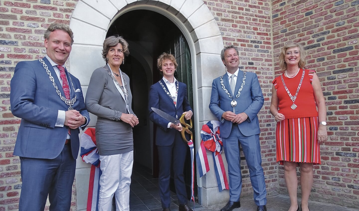 Locoburgemeester Fedde knipte het lint door naar de attractie Hof van Nederland