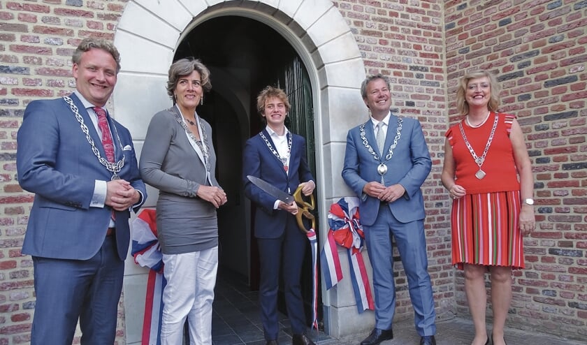 Locoburgemeester Fedde knipte het lint door naar de attractie Hof van Nederland  