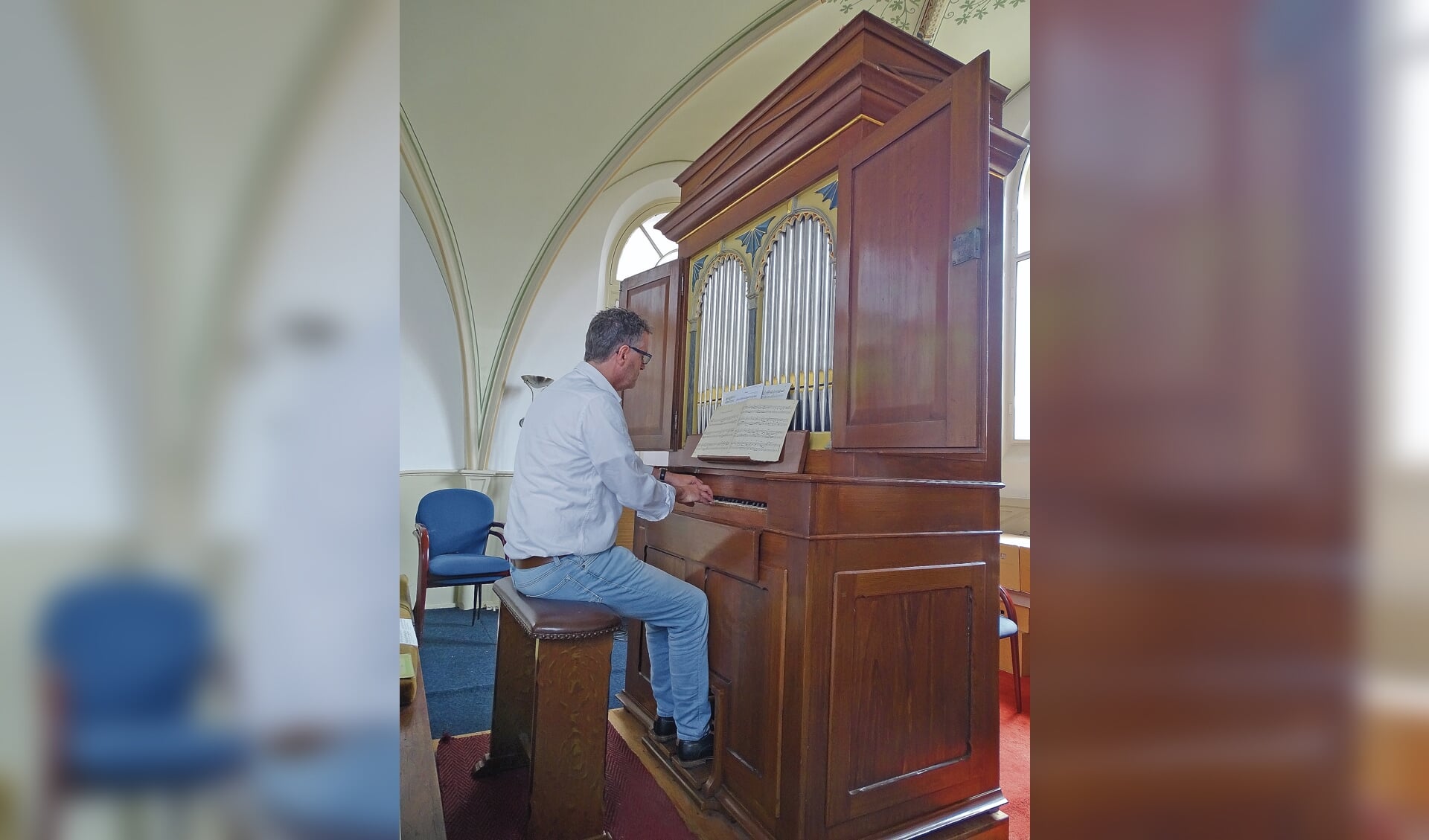 Organist Bram Brandemann laat het orgeltje dansen en zingen.