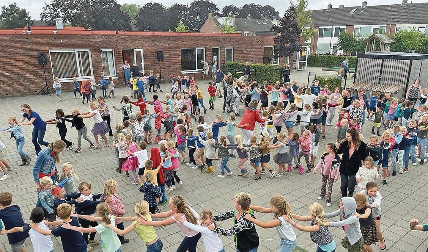 Bij KBS de Heeswijk gingen de kinderen in polonaise het schooljaar uit

