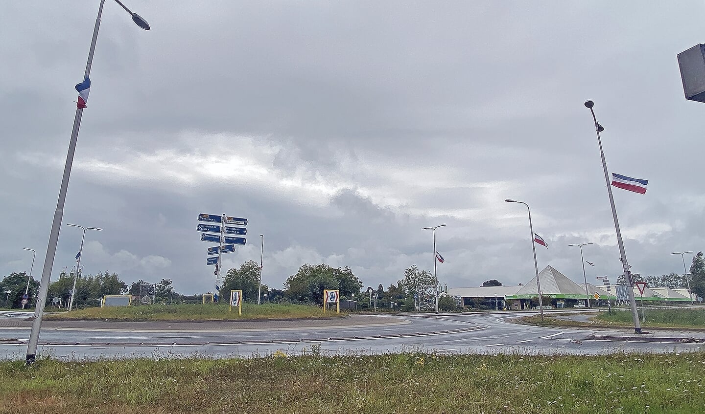 In Montfoort zijn overal langs de weg en op rotondesomgekeerde vlaggen opgehangen aan lantaarnpalen.