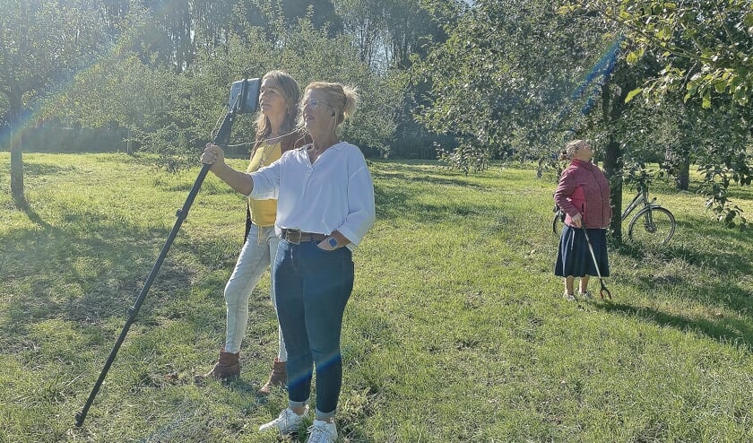 Marjon en Margreet vermaakten de deelnemersdie vanuit 't Bakkershuis meekekenhoe zij het Stadspark van Montfoort bezochten.