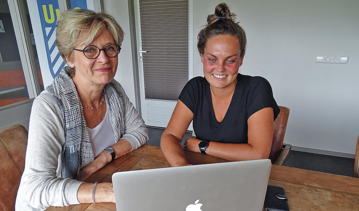 Alide de Leeuw en Demi Sweep overleggenover de invulling van de Week van Ontmoeting.