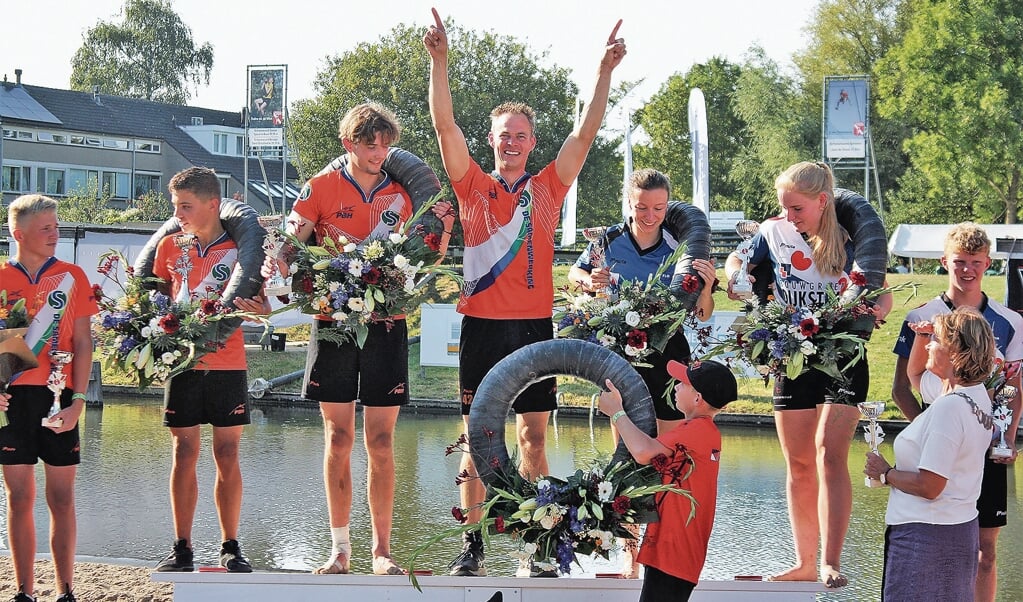 De zevende lauwerkrans is onderweg voor de juichende Jaco de Groot. Alle andere winnaars op het schavot met links Ferran Houdijk. Hij behaalde een tweede plaats met een gelijke afstand als nummer een, Harmen Bogaard. Ferrans tweede afstand was 11 cm minder als die van Harmen. Verder Harmen Bogaard (jongens), Hidde van Dam (junioren), Jaco de Groot (senioren), Tessa Kramer (dames), Hanneke Westert (meisjes) en Brent Monsma (3e bij jongens). Burgemeester Van Hartskamp van Montfoort reikte de prijzen uit.