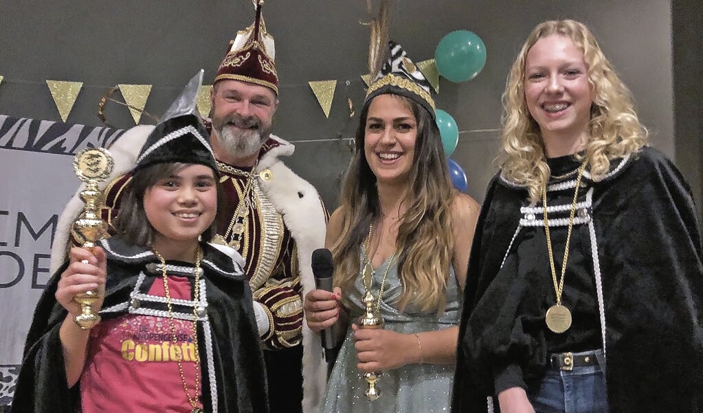 Prins Robèrt, Prinses Joanna en de vorige jeugdprinses Sannehangen de versierselen om bij jeugdprinses Livia.