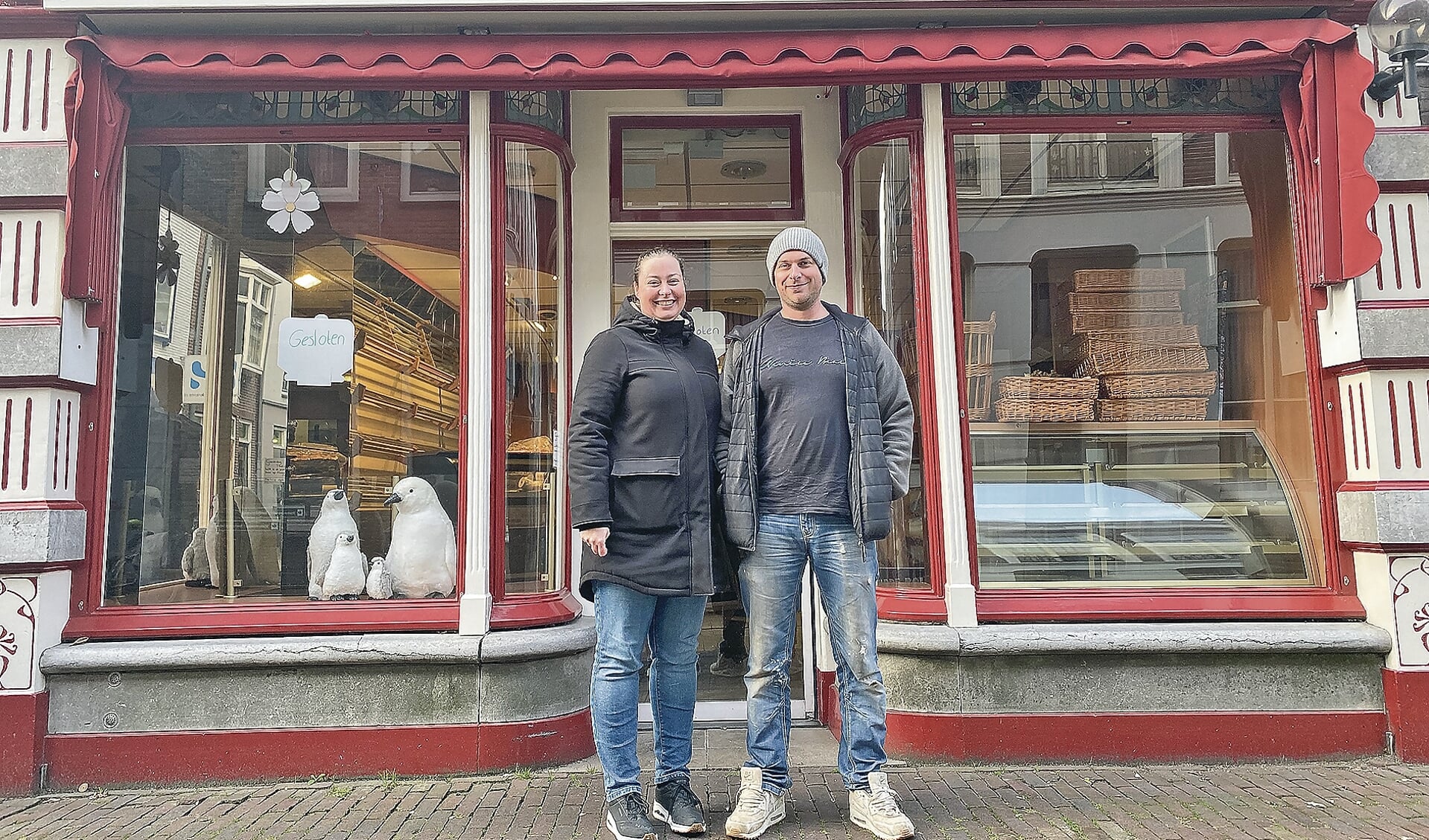 Bakkersechtpaar Michel en Evelienvoor hun bakkerij in Montfoort.