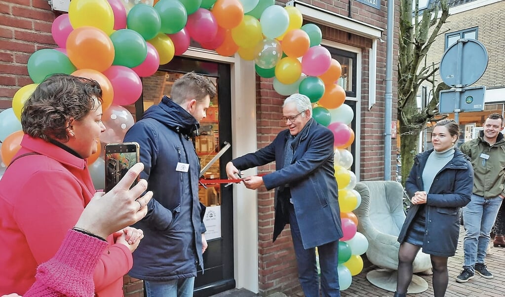 Kringloopwinkel Mont Fortis werd zaterdag op feestelijke wijze geopenddoor wethouder Wim van Wikselaar