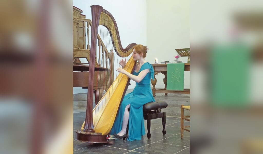 Evelien Vaneysendeyk op de harp.
