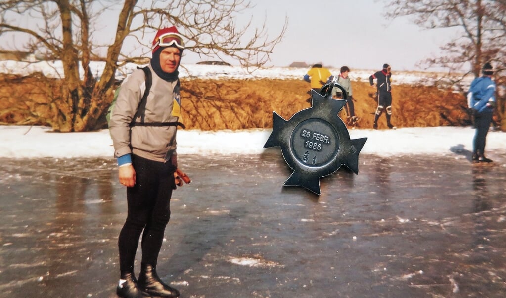 Jan op het ijs in het dorpje Kimsweerd met het kruisje dat hij achteraf kreeg.