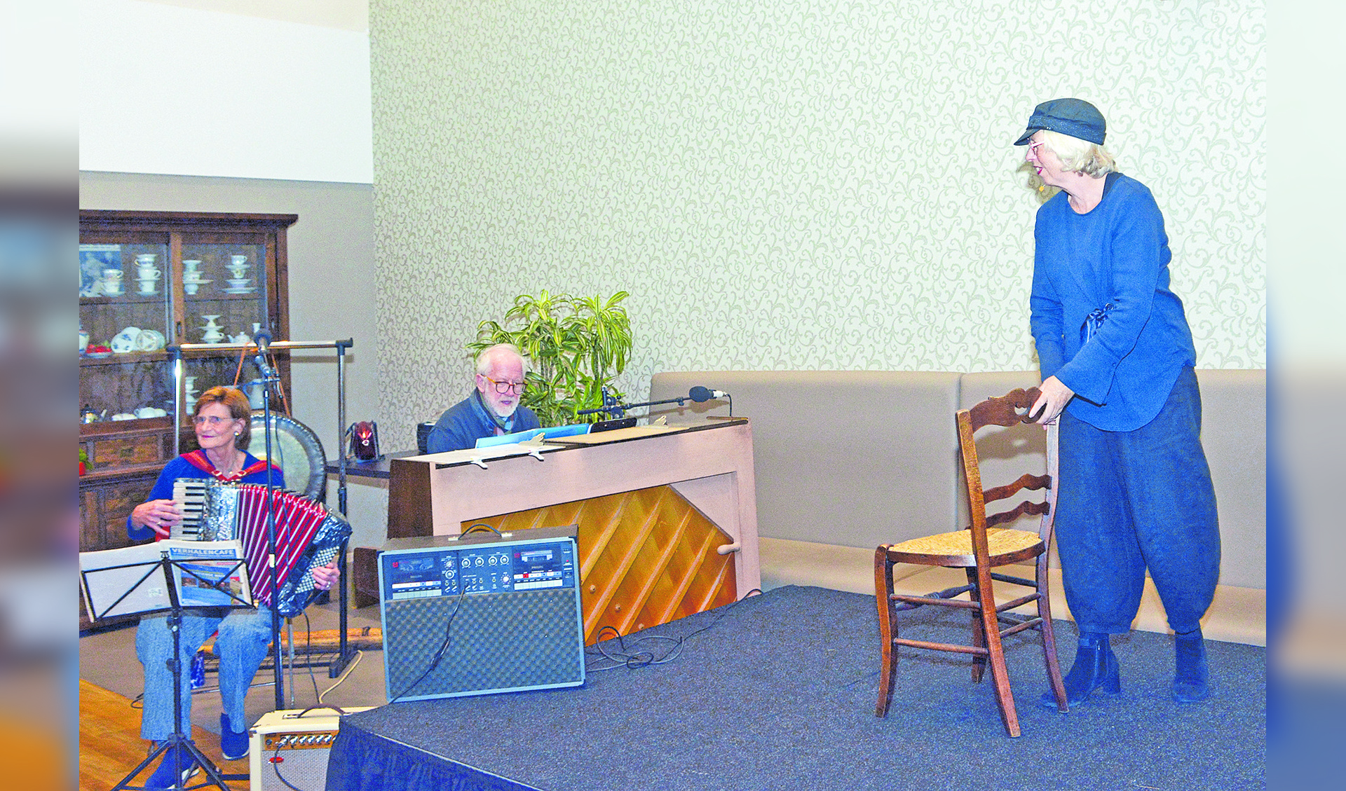 Gerda Hoogendijk, verhalenverteller, met muzikale begeleiding van Jean-Marie Dosogne (piano) en Janet van Diest (accordeon).