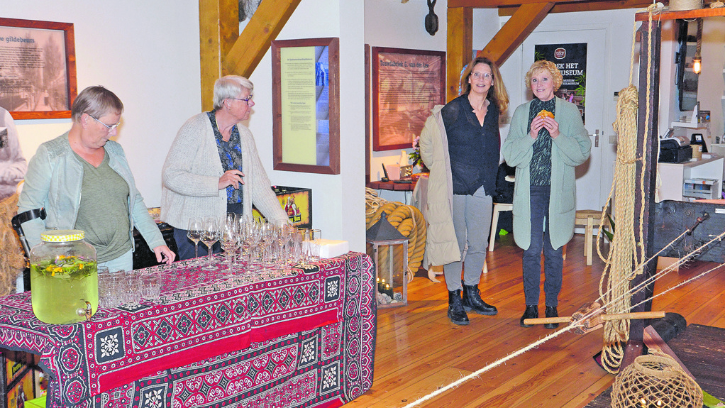 De catering stond klaar voor alle bezoekers.Tweede van rechts is Sigrid Hooftman,voorzitter van het bestuur van het Touwmuseum.