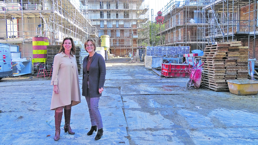 Marieke Teitink (li) en Joyce Jacobs op de bouwlocatie van Nieuw Schuylenburcht.