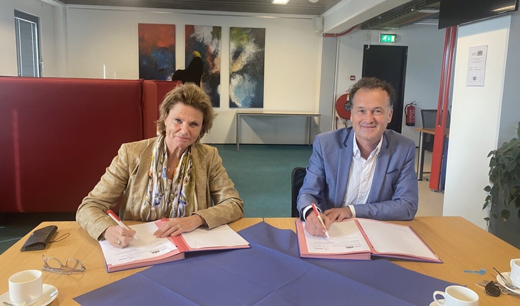 Burgemeester Petra van Hartskamp-de Jongen dijkgraaf Jeroen Haan tekenen de overeenkomst.