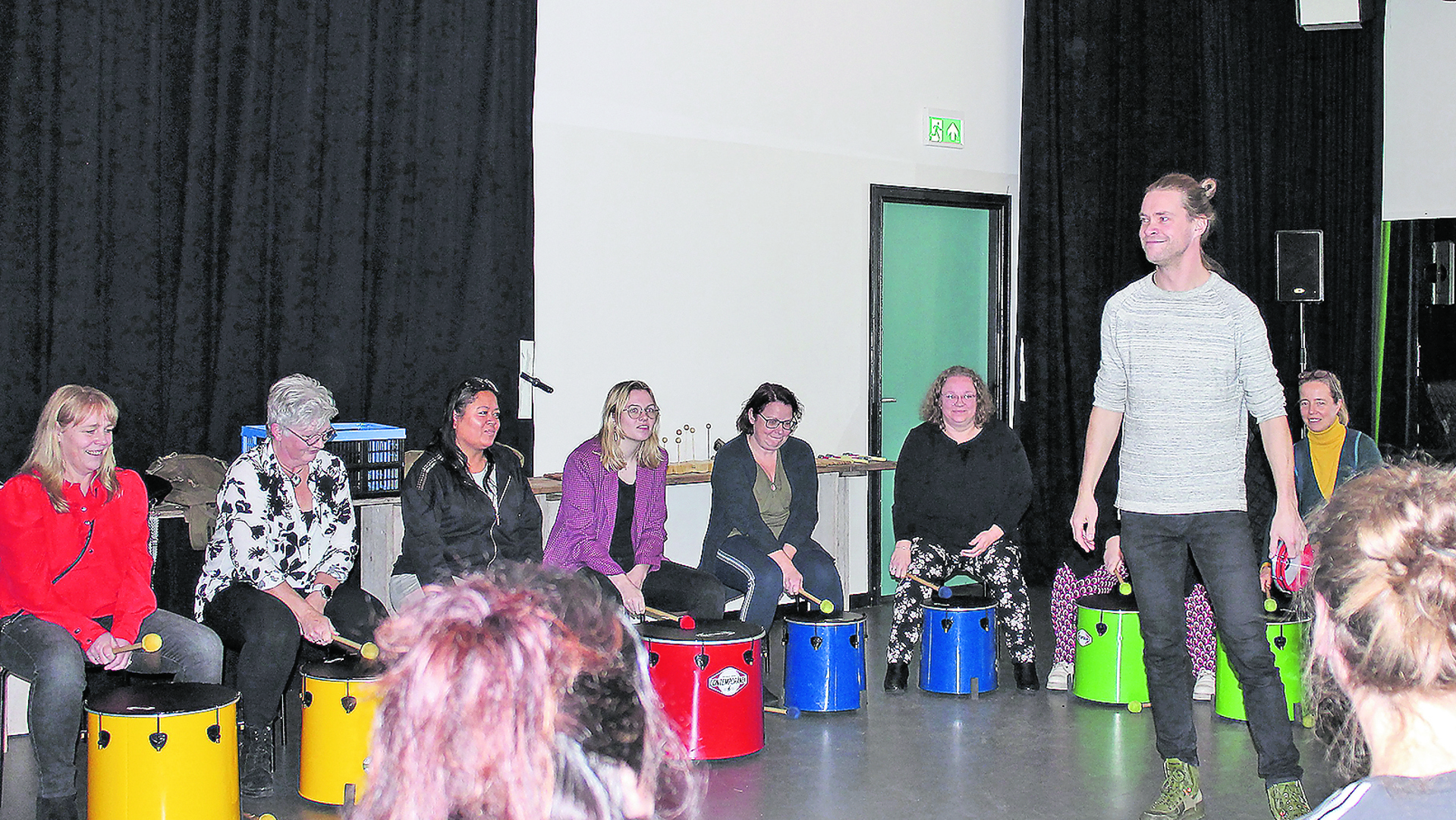 Onder leiding van de stimulerende percussionist Patrick trommelden de aanwezige mama’s en papa’s mee in uiteenlopende ritmes in het Muziekhuis.