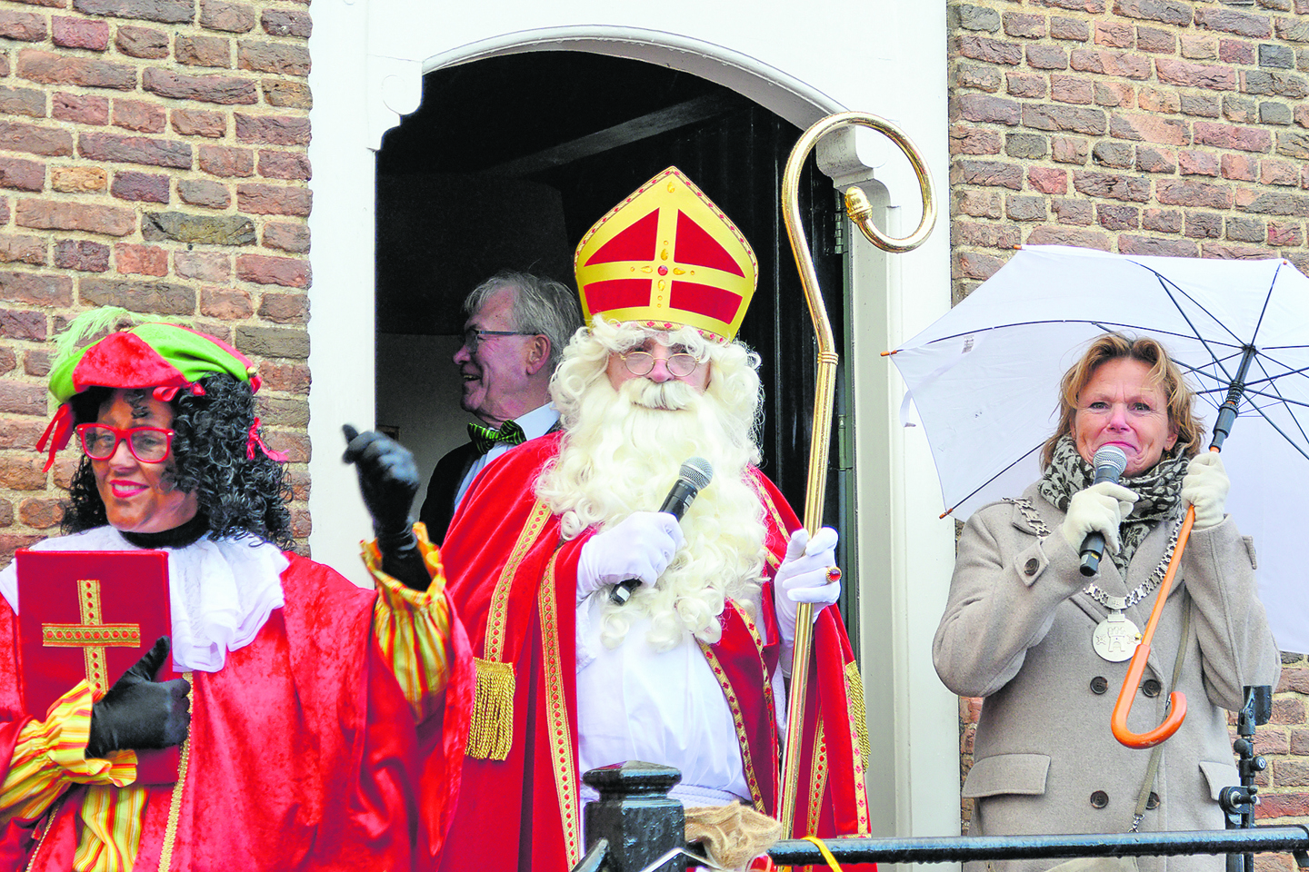 Op het bordes van Het Wapen van Linschoten.