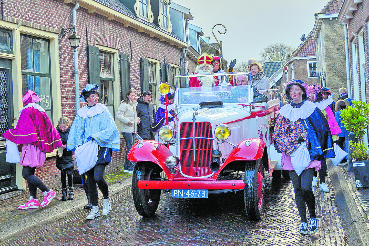 Met de brandweerauto door de Dorpstraat.