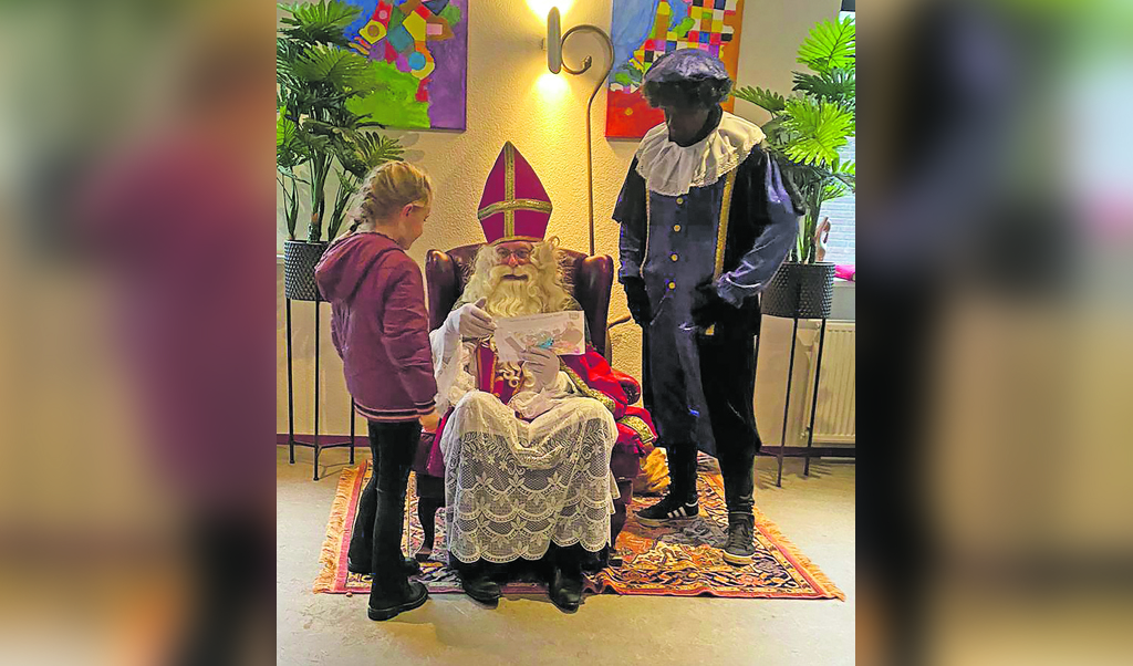 De Sint zit droog in de Thuishaven,veilig naast zwarte Piet.