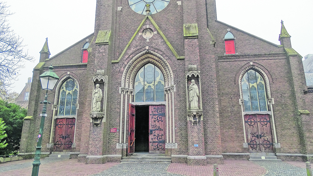 De deuren van de Sint Fransiscuskerk in Oudewater staan open.