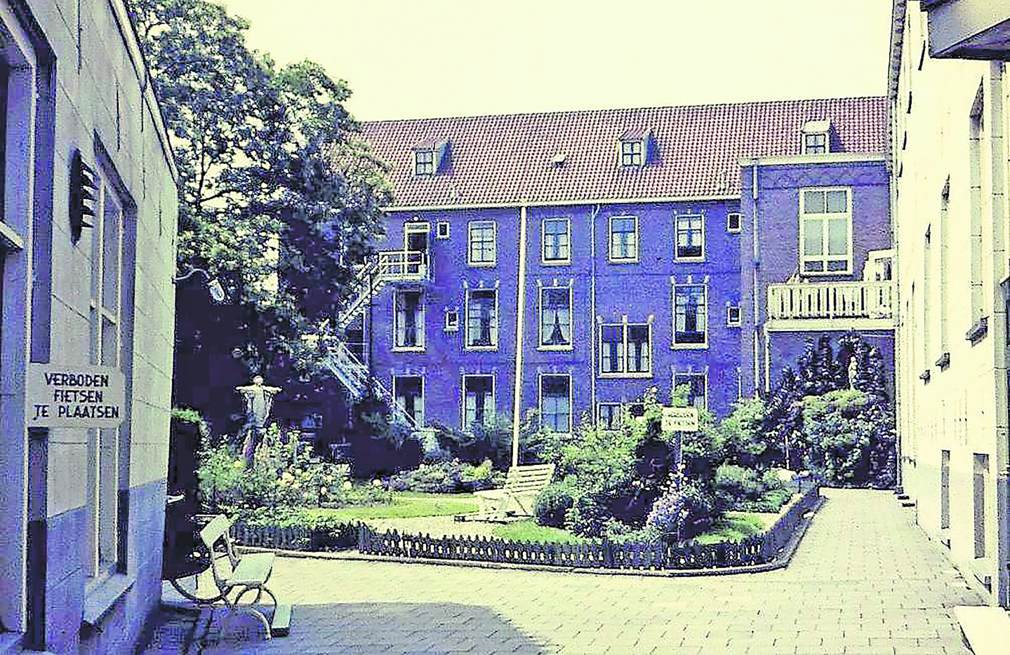 De binnentuin waar de sleutels verstopt lagen.Rechts de Lourdesgrot, op de achtergrond het bejaardenhuis en links het Heilig Hartbeeld.In het witte gebouw geheel rechts sliepen boven de kostkinderenen beneden was de eetzaal: de refter.