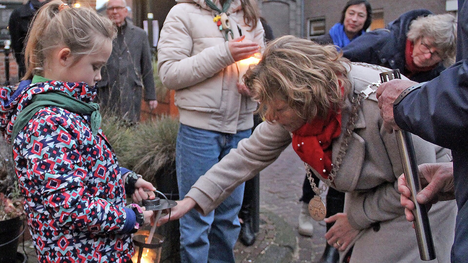 Burgemeester Petra van Hartskamp nam het lichtbij de kerstboom bij het Oude Stadhuis in ontvangst.