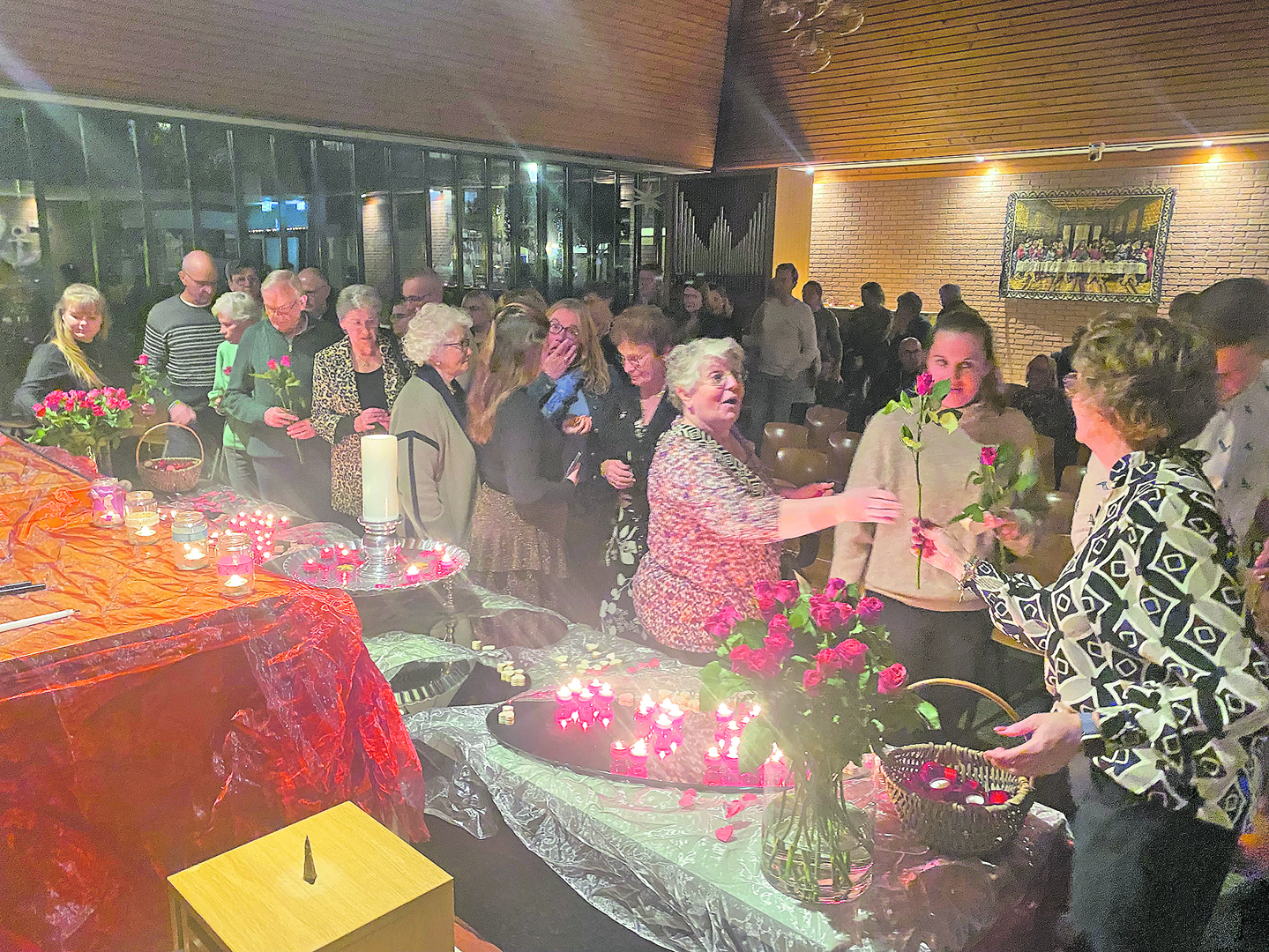 Aan het einde van de bijeenkomstkreeg iedereen de rozen mee naar huis.