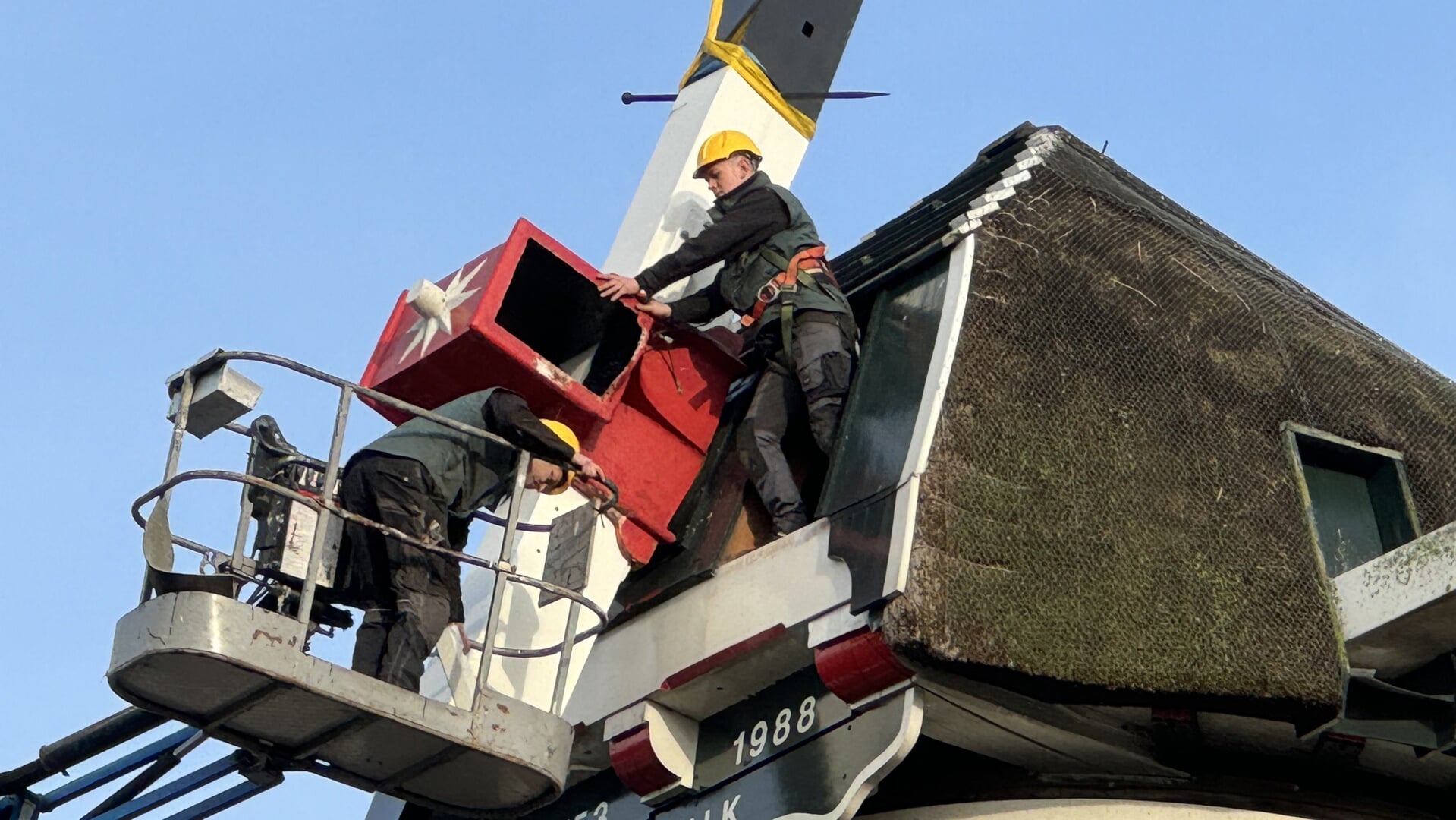 Het vergt precisiewerk.De roeden moesten wel goed aangebracht worden.