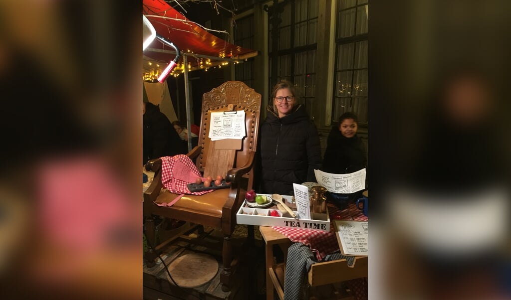 Wendela op de kerstmarkt in Polsbroekom vrijwilligers te werven.