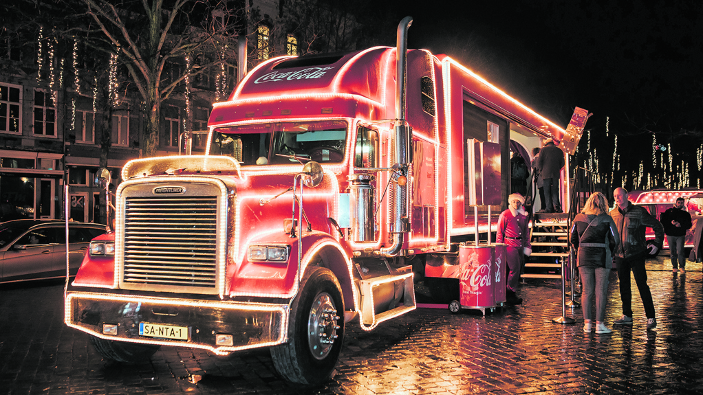 In de Broeckerstraat, bij de finish van de Santa Runzal de Coca Cola Kerst-vrachtwagen staan.