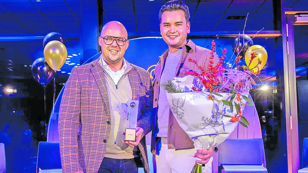 Don Janmaat en Jamie de Jong nemen namens het teamvan DON food & events de Gouden Parel 2023 in ontvangst.