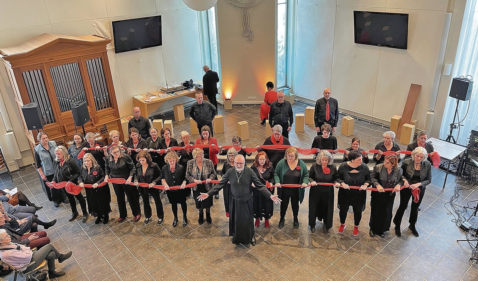 Het projectkoor tijdens de uitvoering ‘Helse Liefde’ (foto van Harry Schraven een achterneef van MGR Frans Schraven).